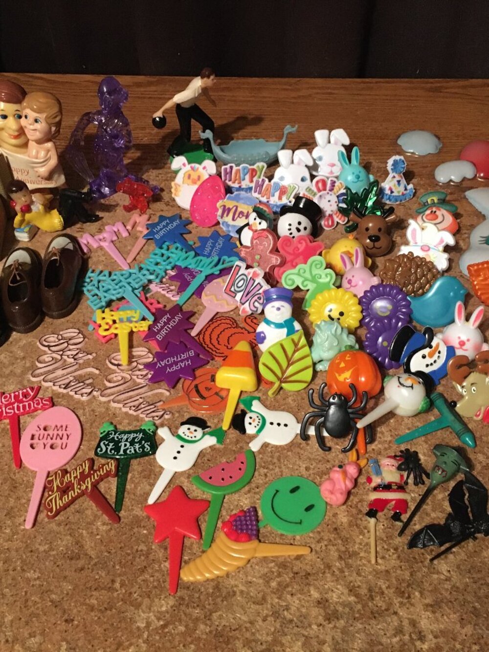 BIG LOT OF 90 VINTAGE CAKE TOPPERS CHRISTMAS HALLOWEEN EASTER HOLIDAYS DECOPAC